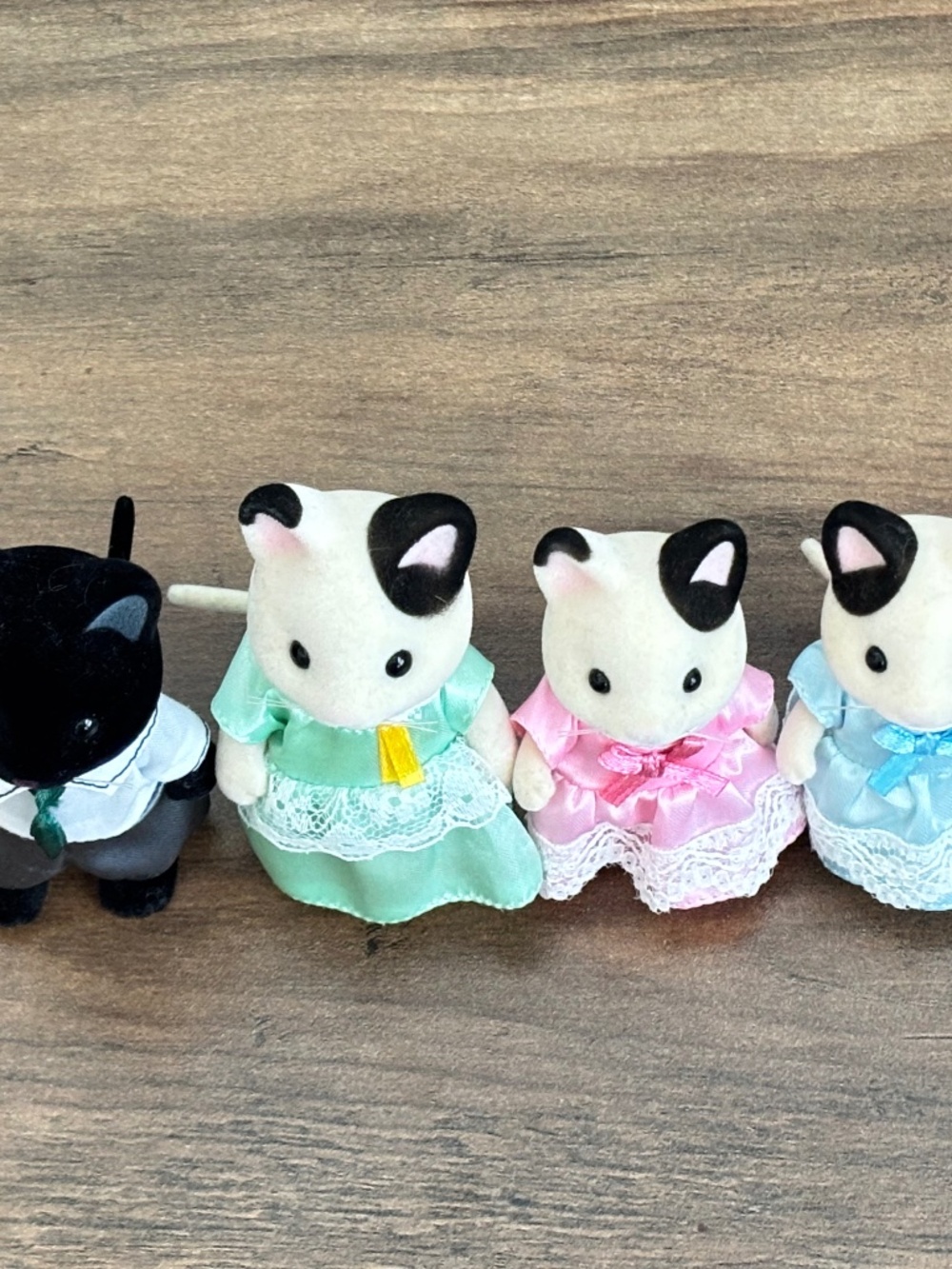 Calico Critters Sylvanian Families  Tuxedo Cat Family SET 4 Figures With Clothes - Picture 2 of 11
